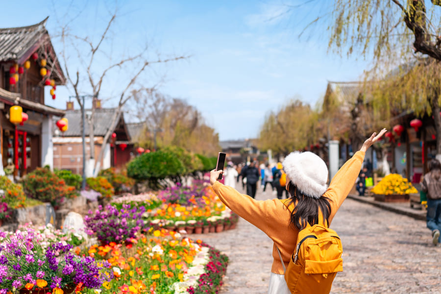 turista paseando y disfrutando en parque en China